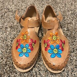 Girl’s huaraches 11c
